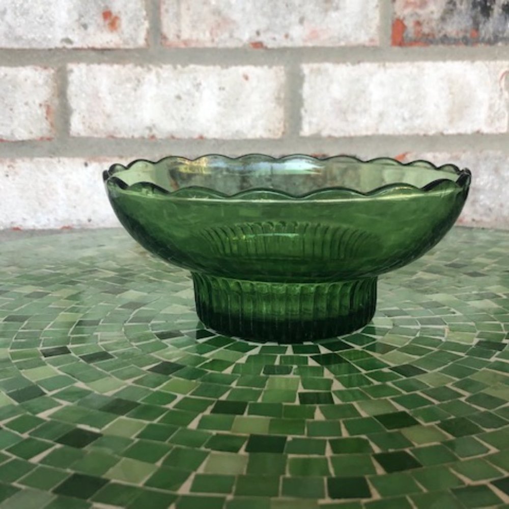 EO BRODY COMPANY GREEN GLASS BOWL SCALLOPED EDGE RIBBED PEDESTAL M2000